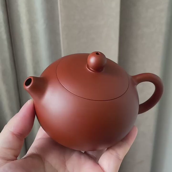 This is a pottery teapot.this is a Zhuni red clay teapot.