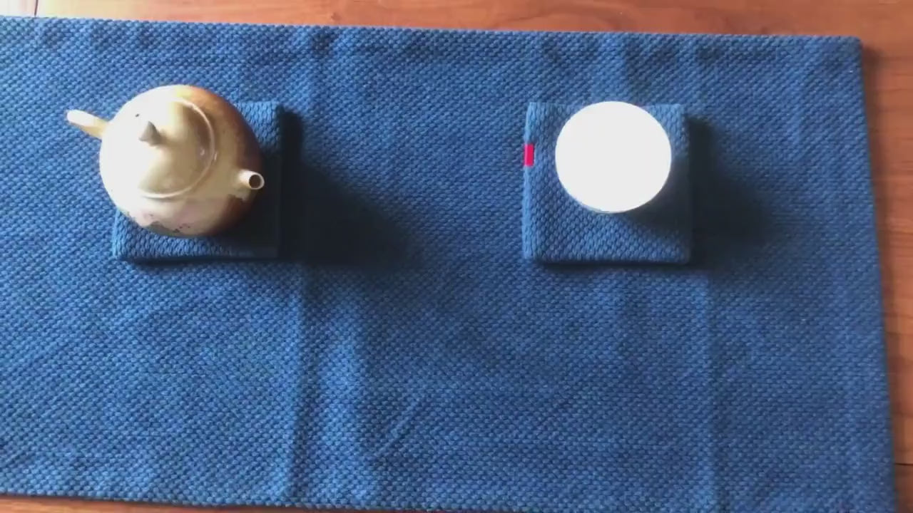 This is a indigo-dyed tea mat table cloth