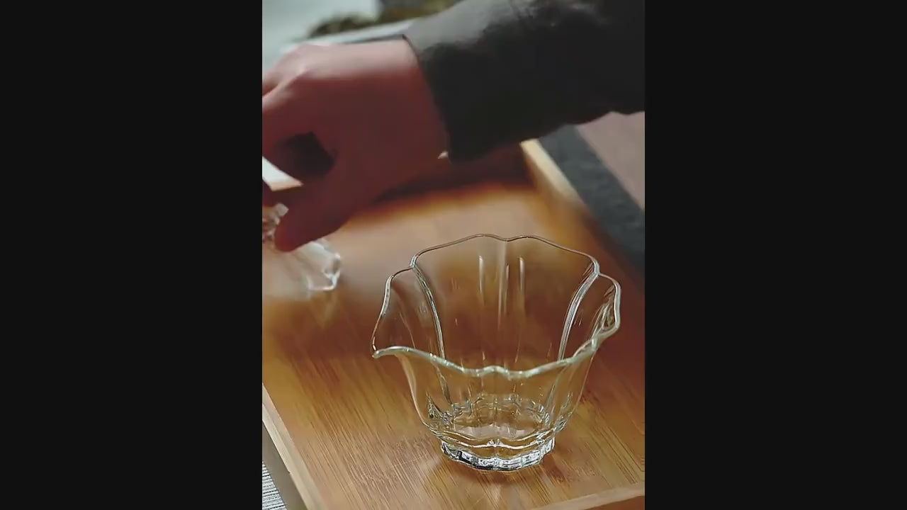 This is a glass gaiwan.this is a glass teapot