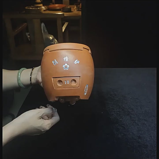 This is a pottery stove. This is a charcoal electric stove