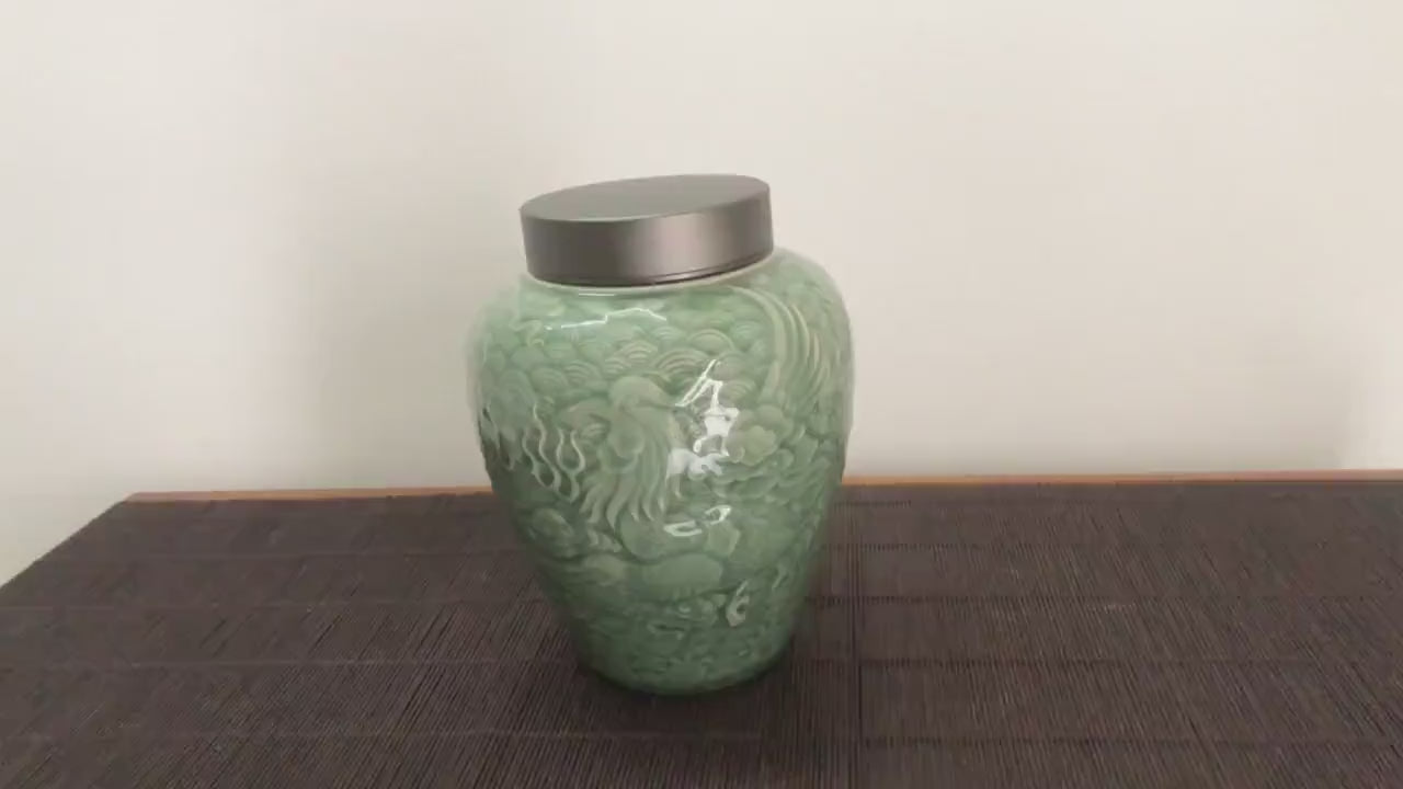 this is a celadon tea jar.this is a green ceramic tea storage canister