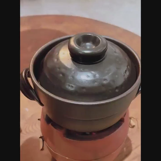 this is a pottery cooking pot