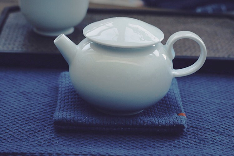 This is a indigo-dyed tea mat table cloth