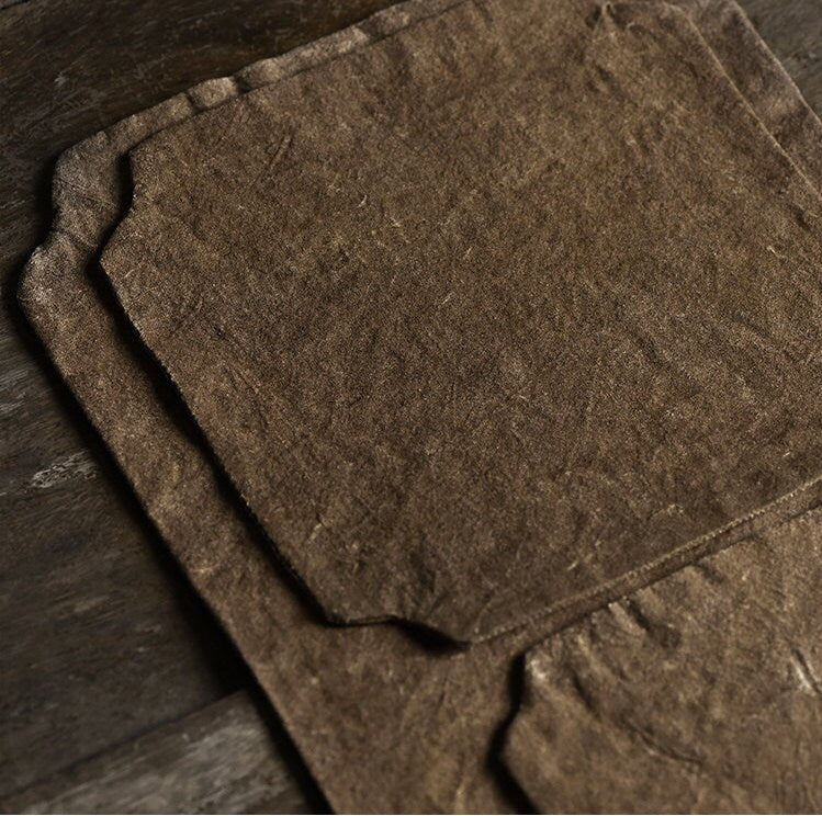 This is a persimmon-dyed tea mat table cloth