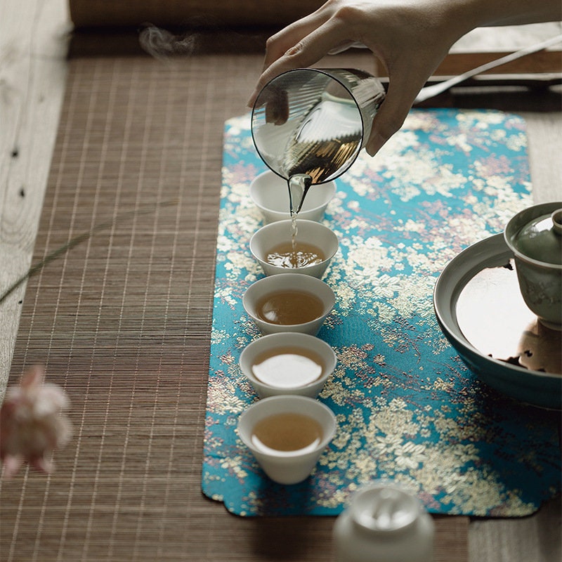 This is a gambiered canton silk xiangyunsha flower tea table cloth