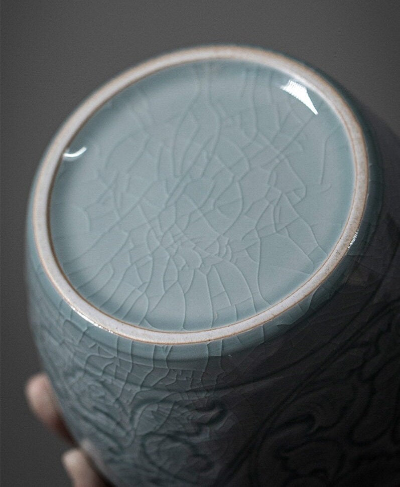 This is a ceramic tea jar.this is a blue tea canister