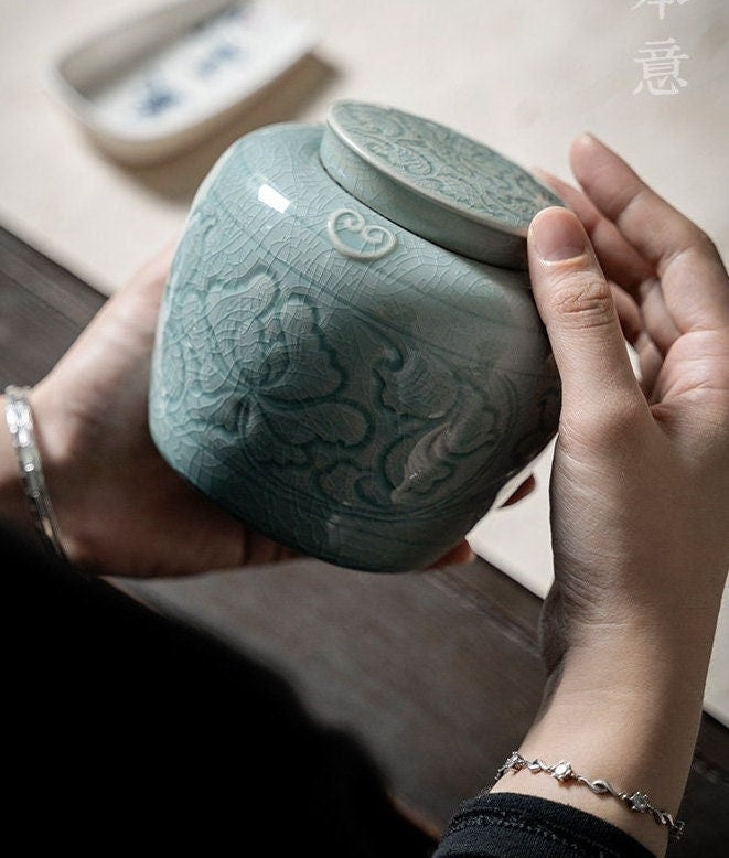 This is a ceramic tea jar.this is a blue tea canister