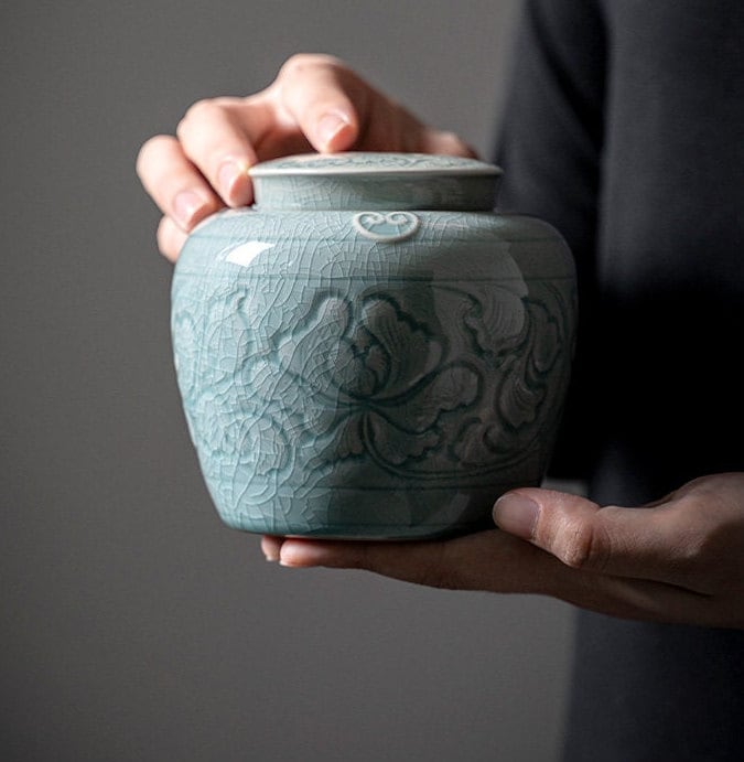 This is a ceramic tea jar.this is a blue tea canister