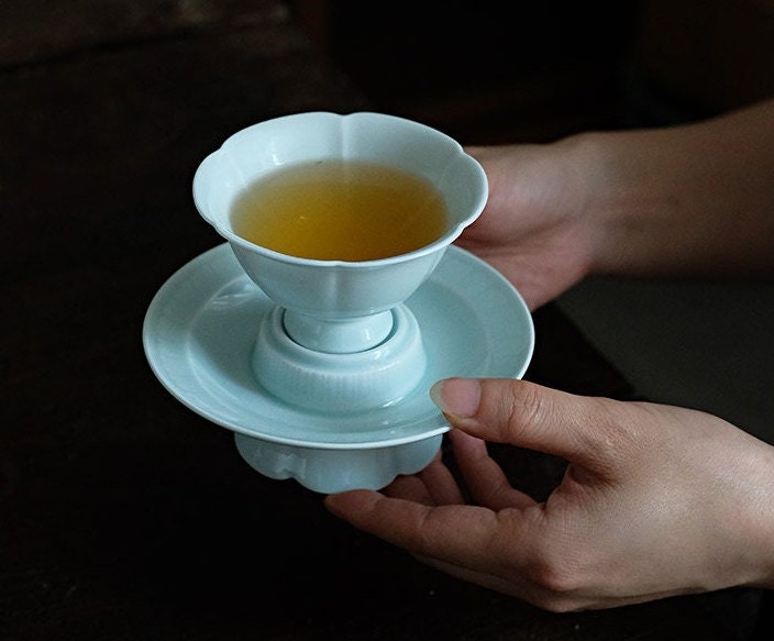 This is a ceramic teacup.this is wood ash glaze teacup