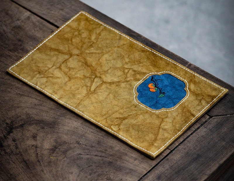 This is a persimmon-dyed tea mat table cloth