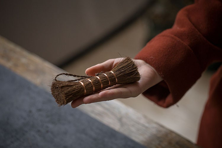 This is a palm fibre tea brush