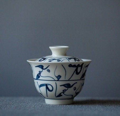 This is a porcelain teapot.This is a ceramic teapot