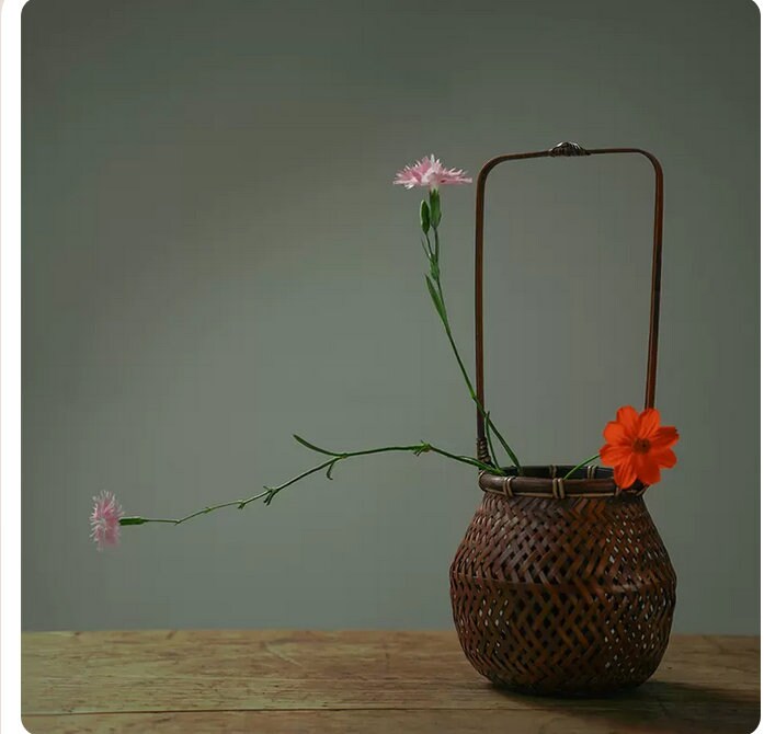 This is a bamboo weaving vase flower arrangement utensil.