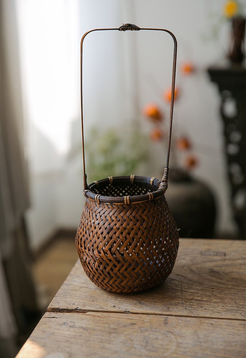 This is a bamboo weaving vase flower arrangement utensil.