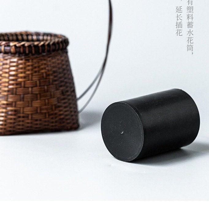 This is a bamboo weaving vase flower arrangement utensil.