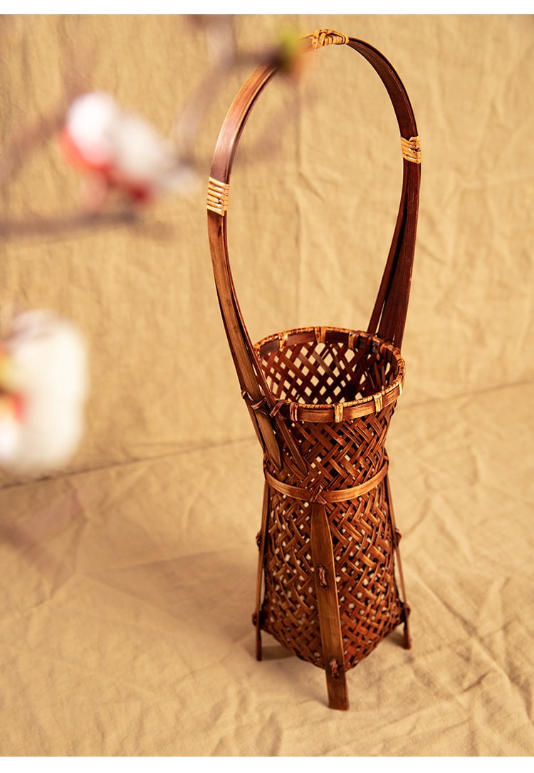 This is a bamboo weaving vase flower arrangement utensil.