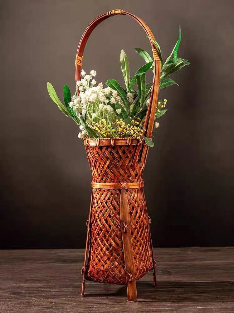 This is a bamboo weaving vase flower arrangement utensil.