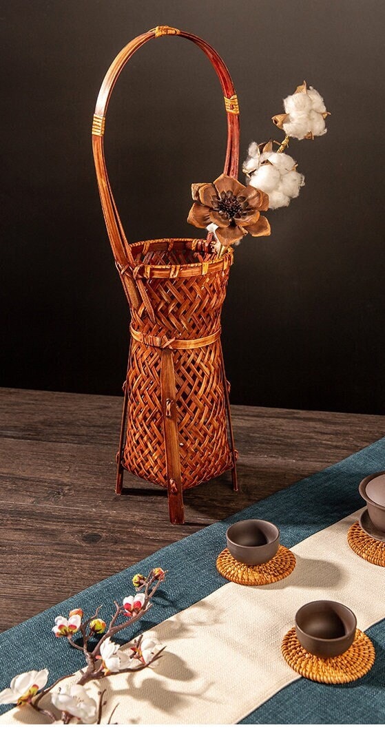 This is a bamboo weaving vase flower arrangement utensil.