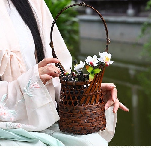 This is a bamboo weaving vase flower arrangement utensil.