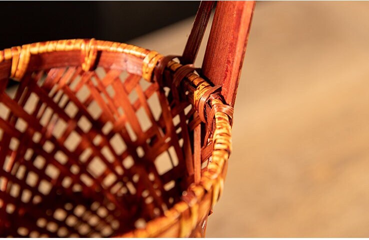 This is a bamboo weaving vase flower arrangement utensil.