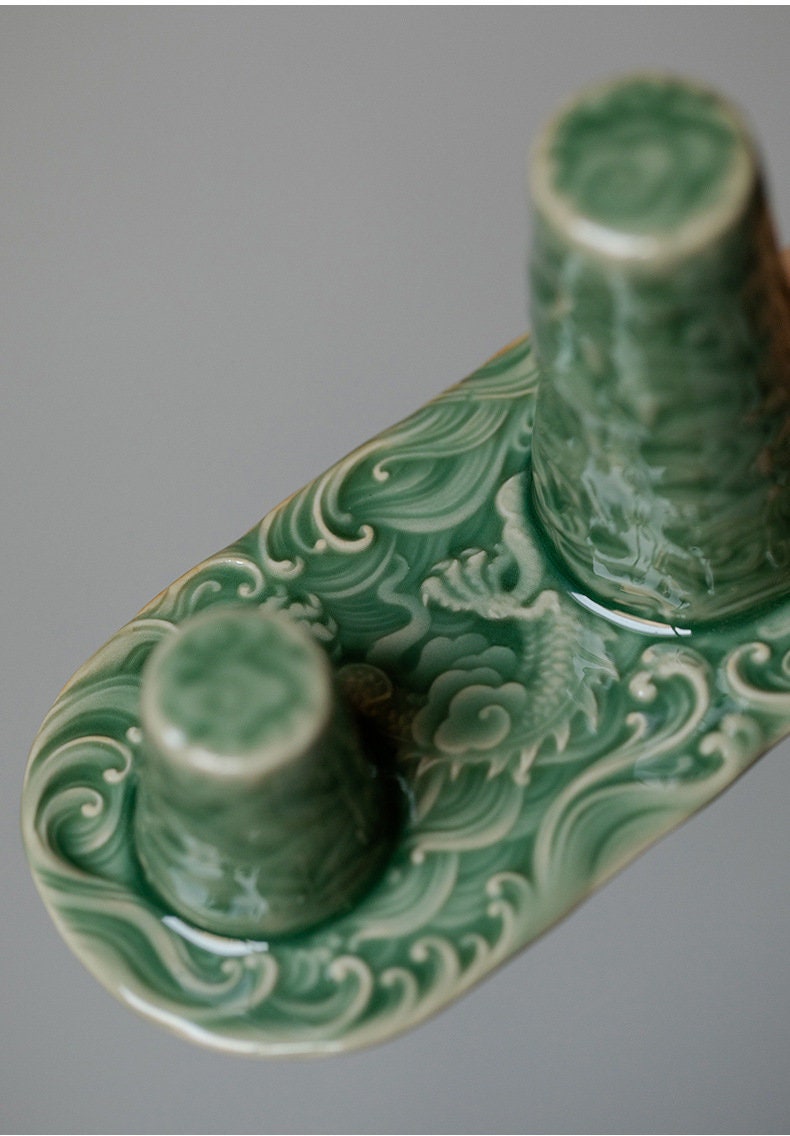 This is a Yue kiln celadon pot crack