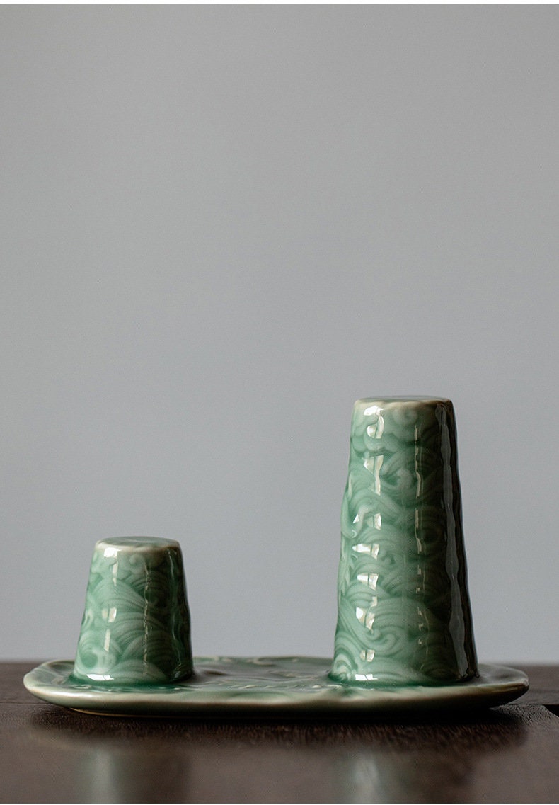 This is a Yue kiln celadon pot crack